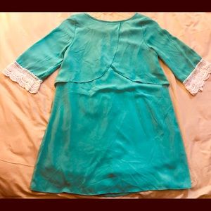 Turquoise Tunic w/ White Lace Sleeve Detail (3/4)